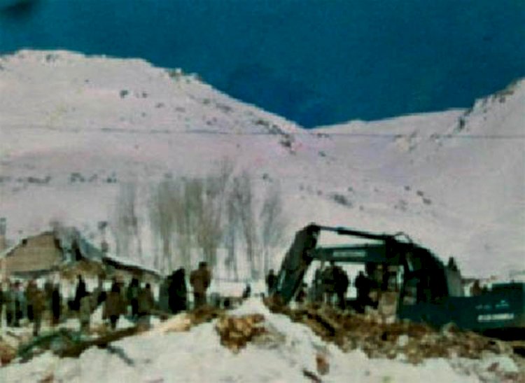 Bayburt'un Üzengili köyü üzerine çığ düştü 18 Ocak 1993